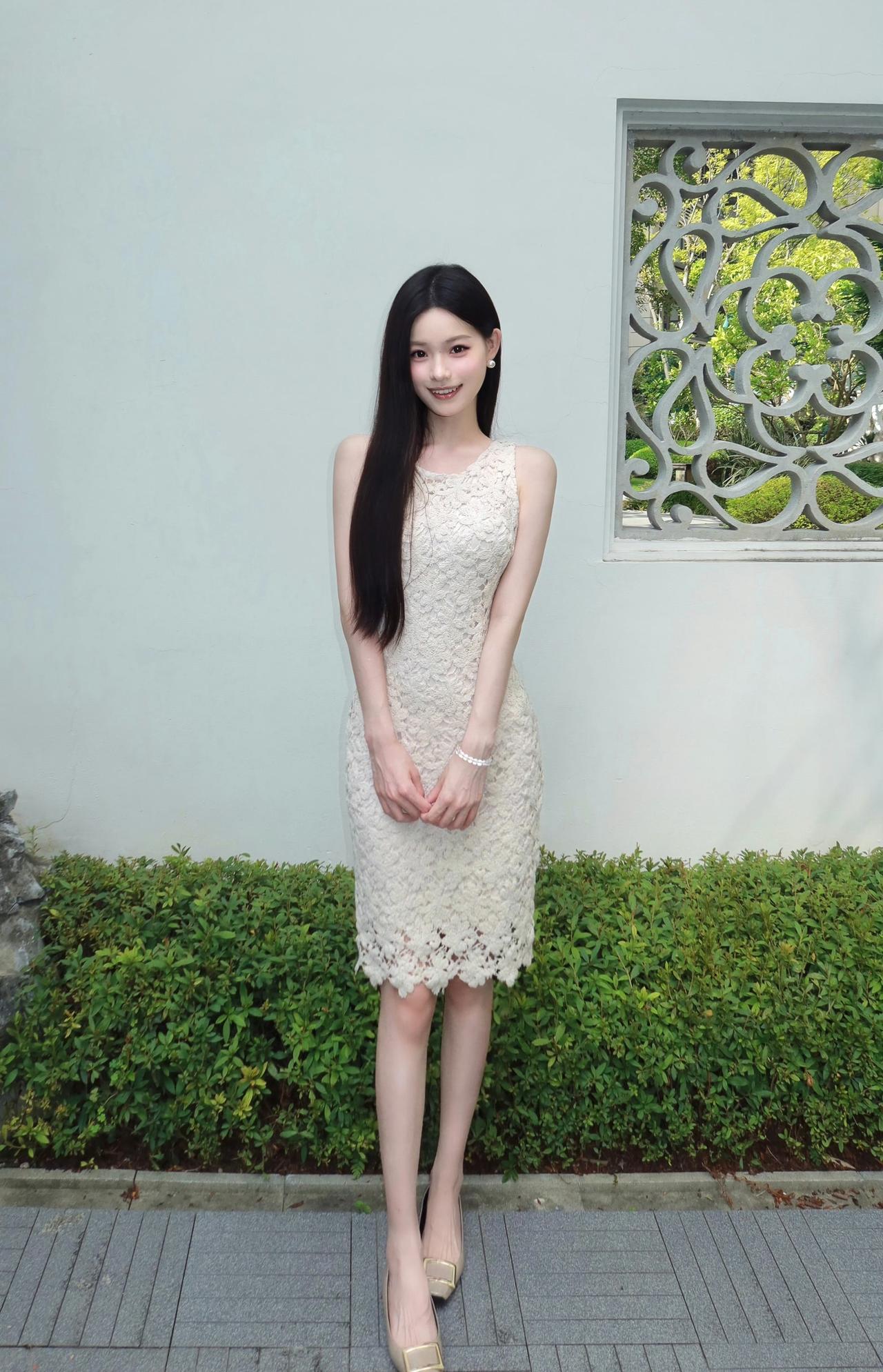 米白蕾丝连衣裙×金色方扣高跟鞋，简约剪裁勾勒曼妙身姿，把优雅穿在身上。