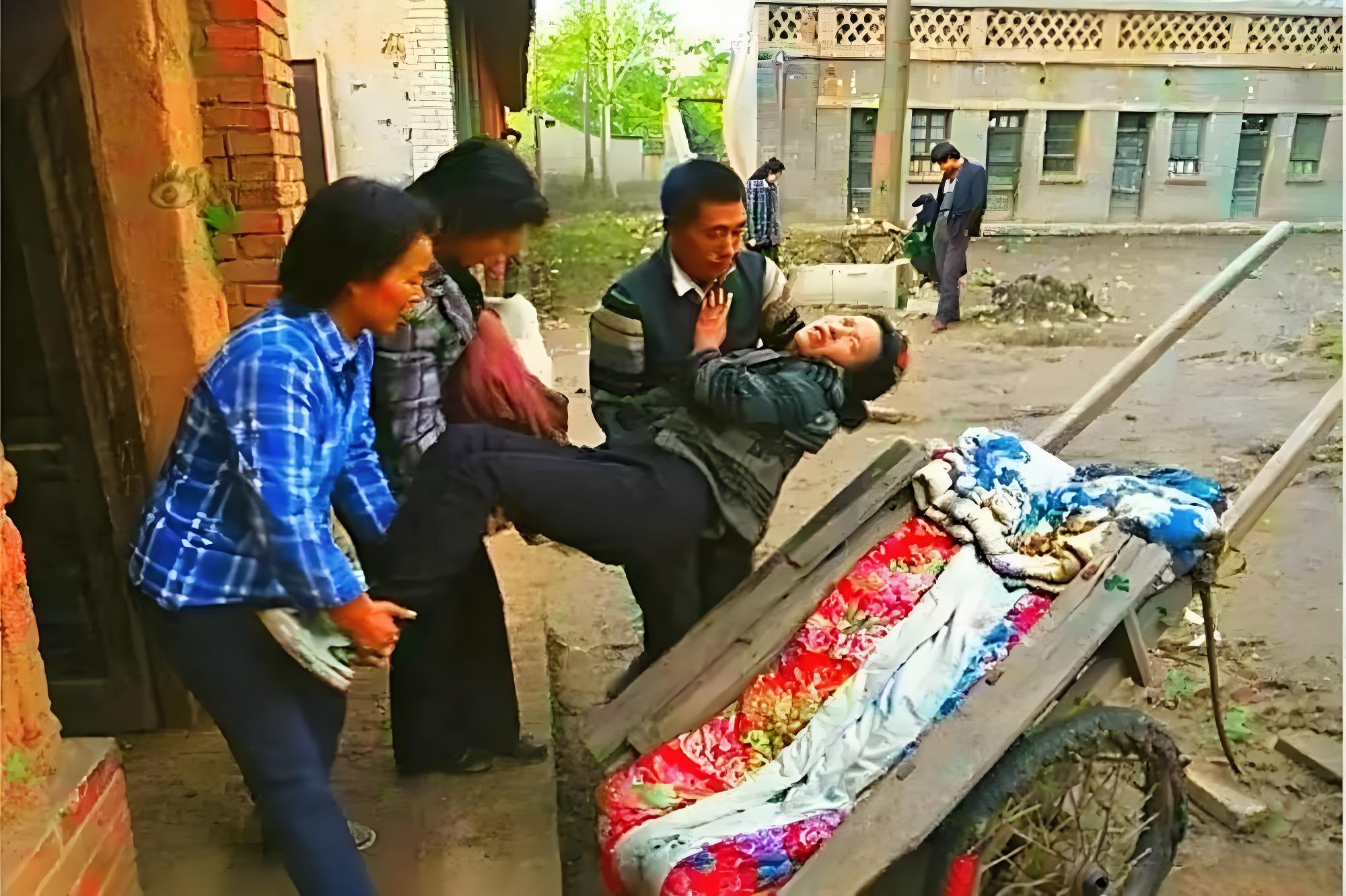 这张照片展现的是二十世纪八十年代农村的一幕。画面中，几位人员正将一位女性安置到农