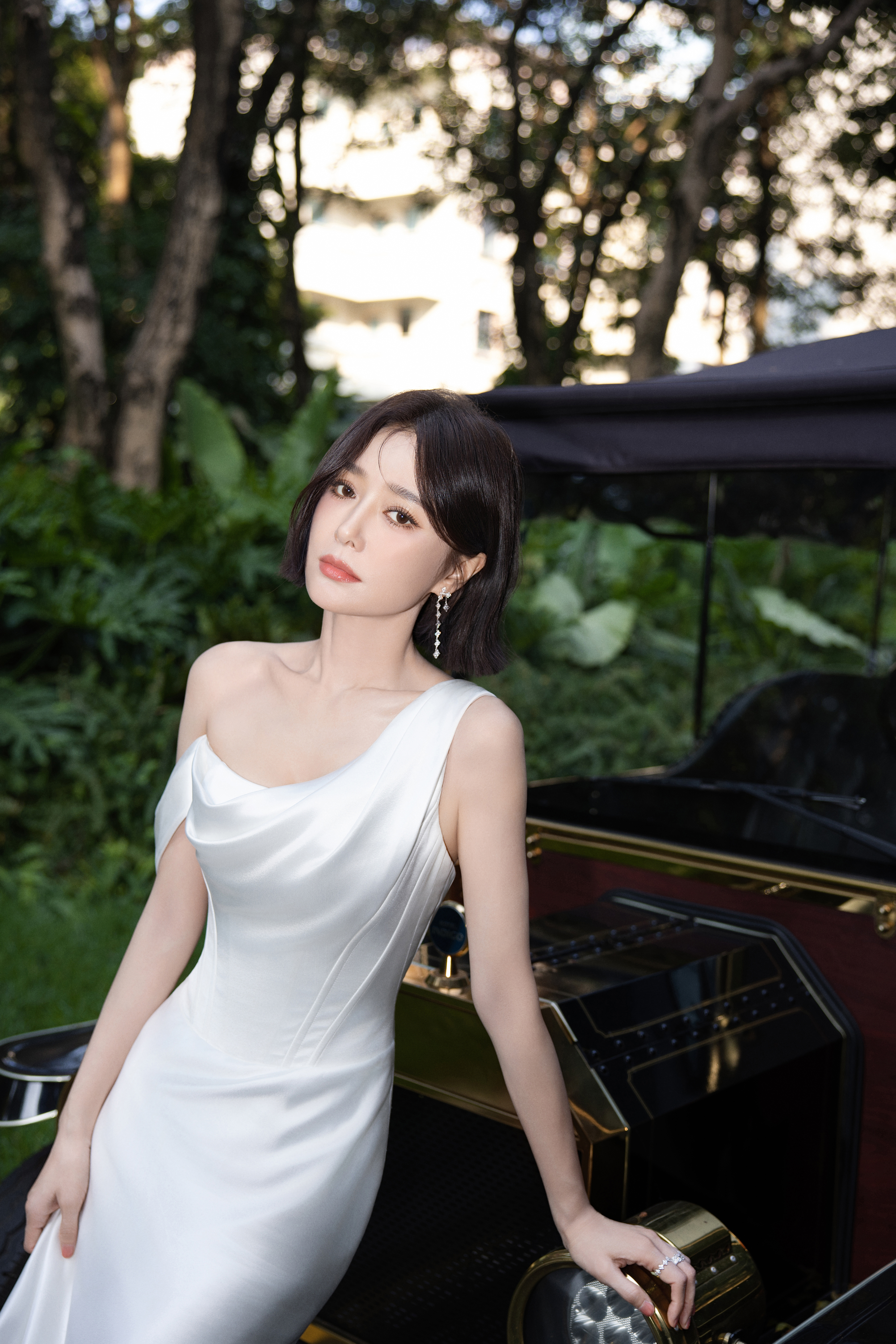 秦岚 白裙裁去半分矜持，肩线勾出三分风情，不刻意的撩，才最勾魂🌙