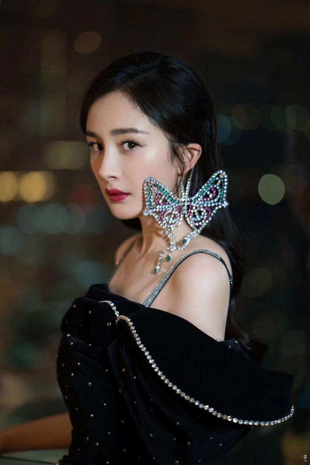 杨幂🦊杨幂宝家洁品牌全球代言人最近一直在虚幻和真实之间游走.我飘飘然,却