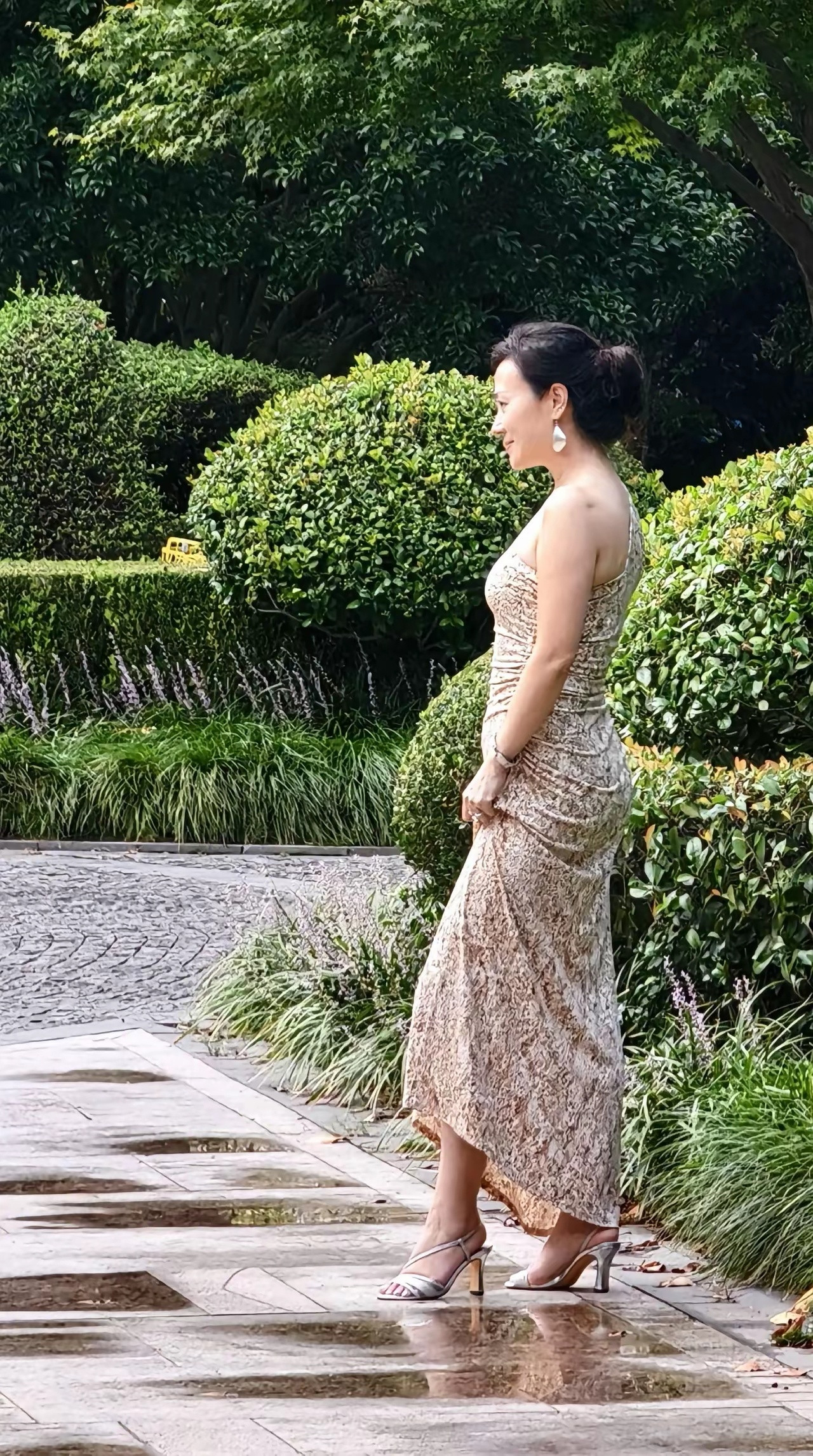 我敢说，这位阿姨年轻时肯定是个大美女！​​​