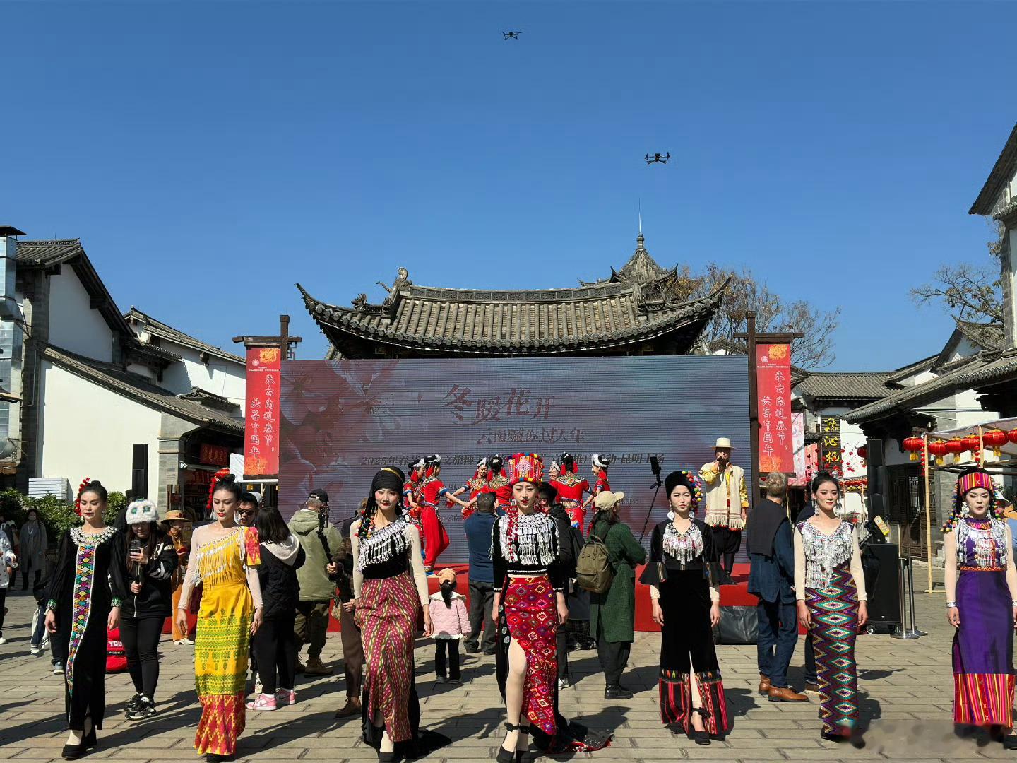 云南喊你过大年确实，云南是一个风景秀丽、民族文化丰富的地方，非常适合旅游和体验