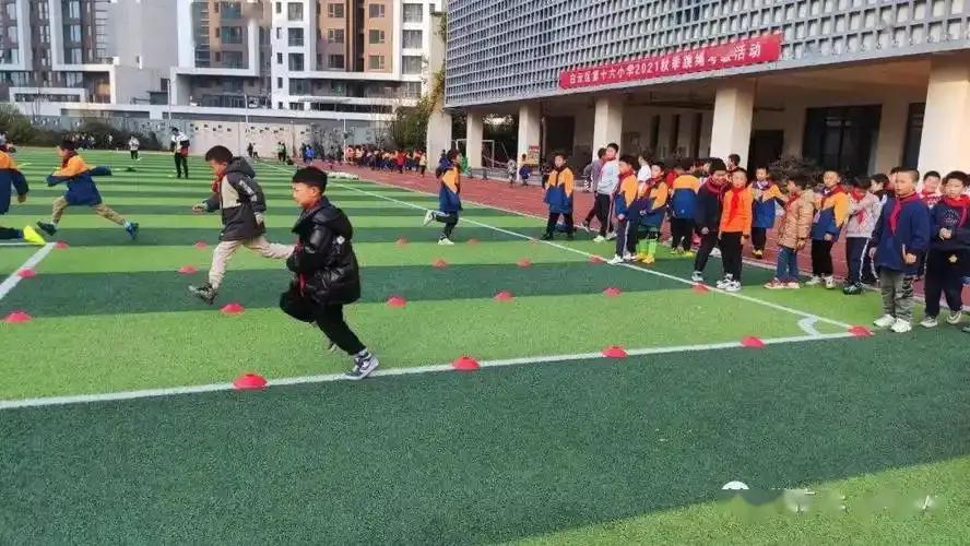 教师转岗风，悄然来临。现本地事业单位有一些空编，允许部分教师转岗。继续教书还是