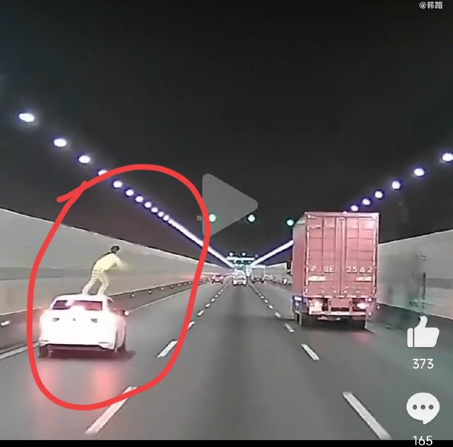 钱江隧道跳车女子，有个细节令人细思极恐。那就是她爬上车窗后，没有查看后方车