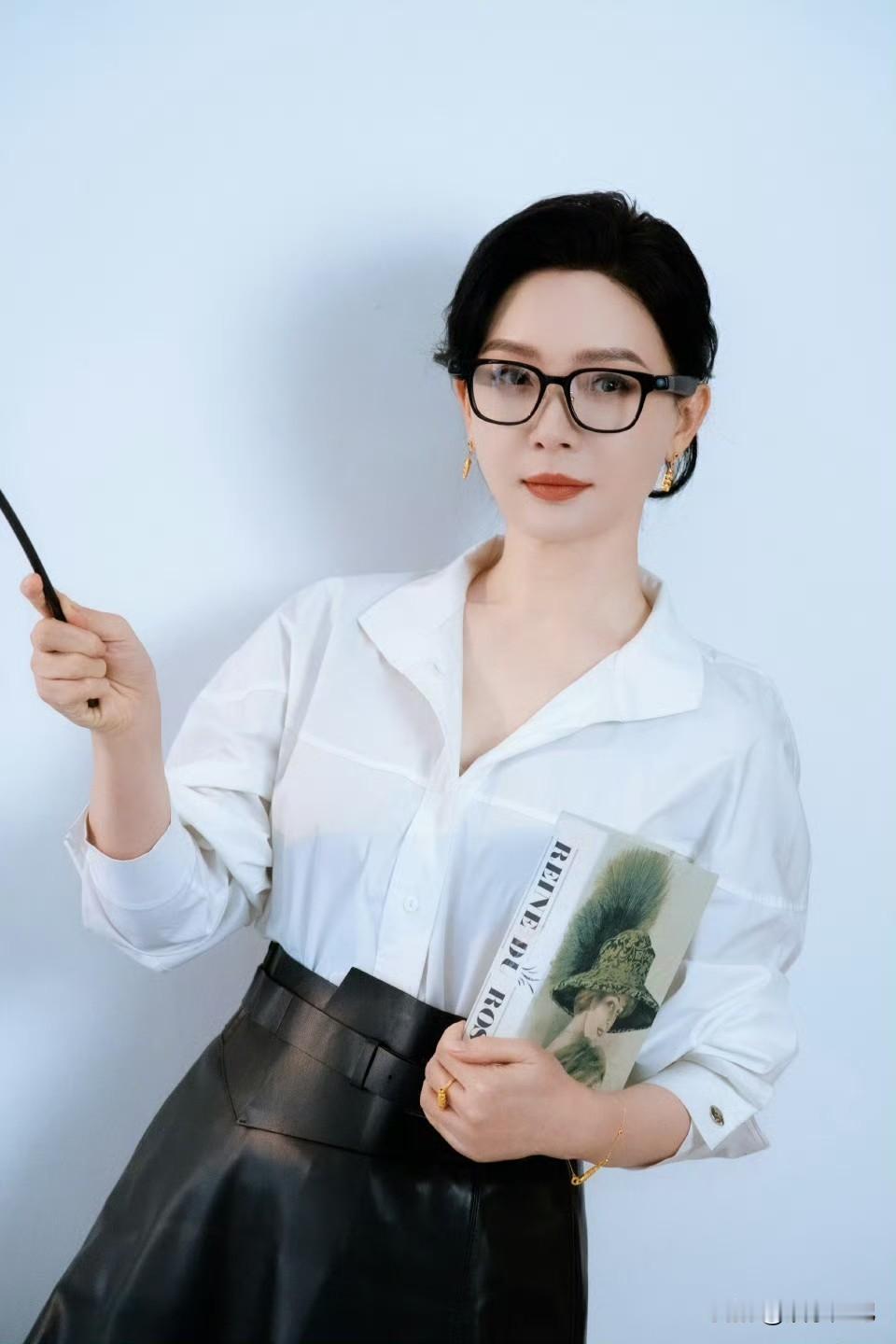 陈数双风格花絮照上线：一半知性酷飒，一半慵懒贵气～