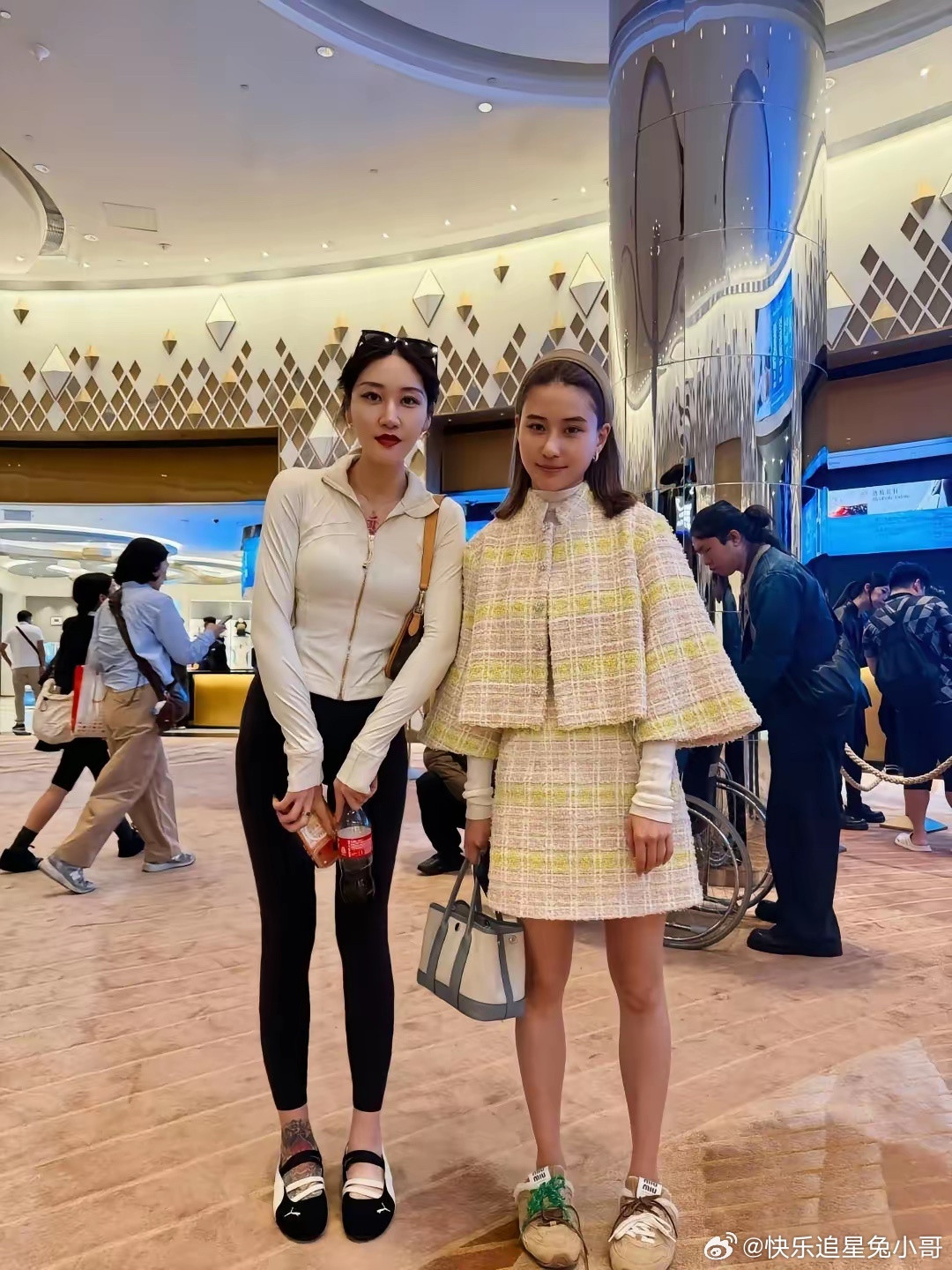 35岁何超莲在澳门被偶遇，她现实中真人看起来好一般啊！穿着一身名牌也不像富家千金