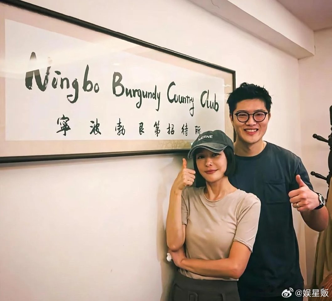 46岁秦岚在宁波一家餐馆吃饭，和老板一起拍摄合影。她看起来好年轻，身材太好了！