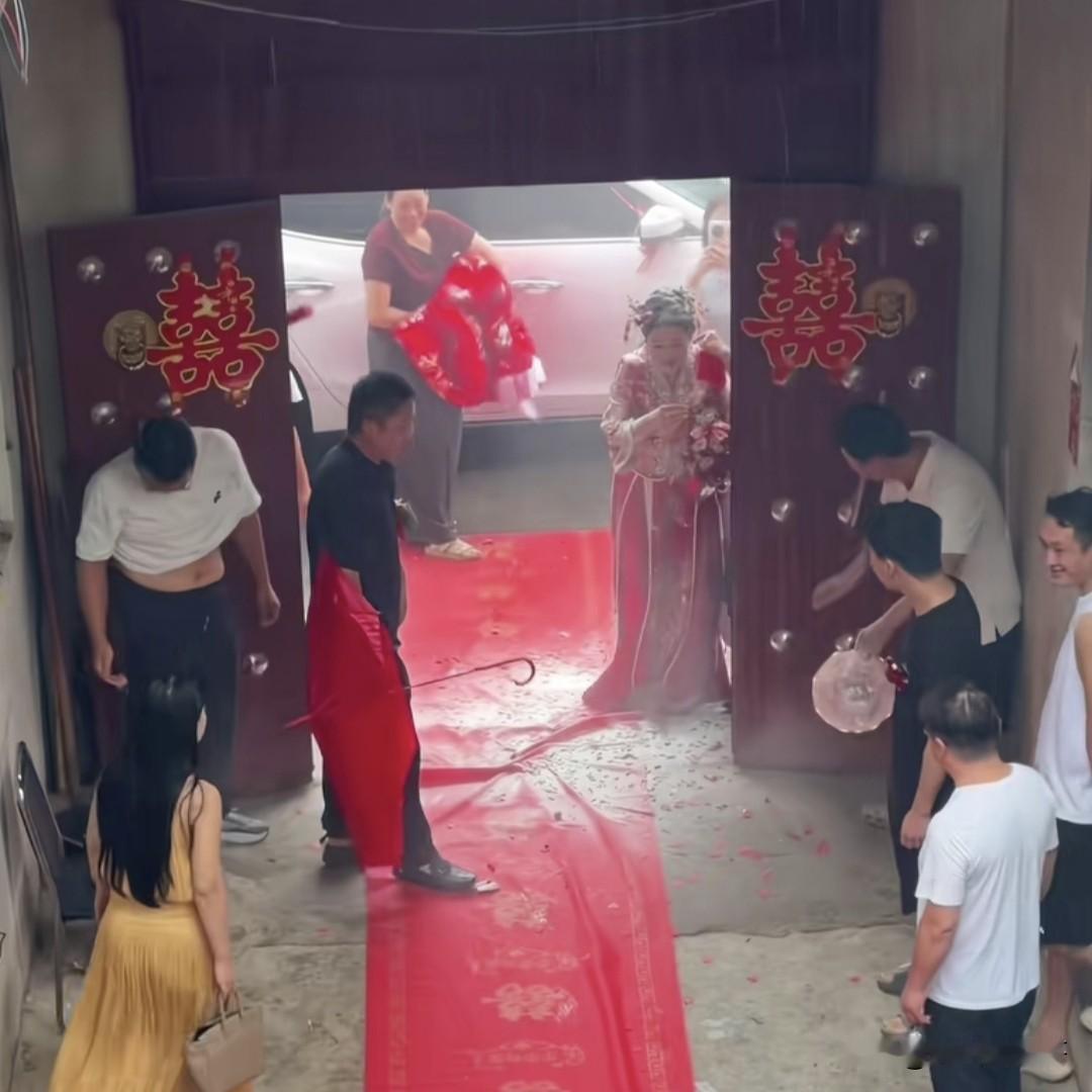 如果是你结婚，你愿意接受这样的“共白头”吗？男子结婚当天，被守在门口的两位发小用