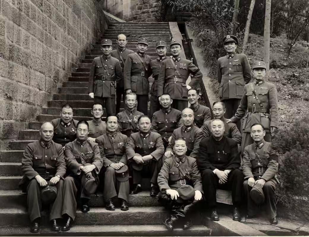 抗战期间，国军将领大合照！能认出三位以上的绝对是历史达人！合照中抗战将领名单