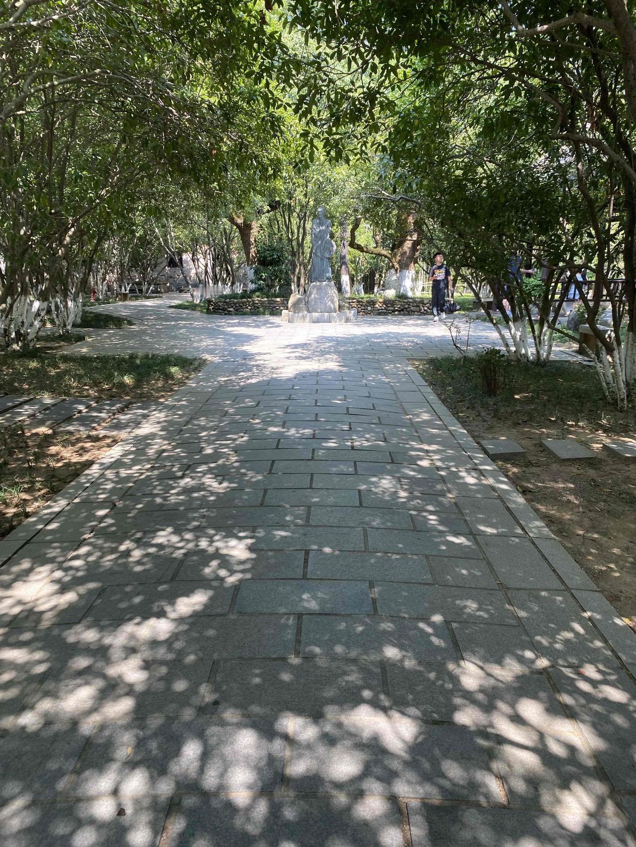 老人把自己的房子拿来给儿子做婚房,并过户到儿子名下,儿子结婚没几年脑中风,儿媳立