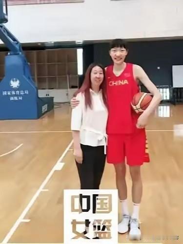 韩旭的母亲陈智萍，原河北女篮主力前锋，身高1米81。她既是严师也是后盾，严