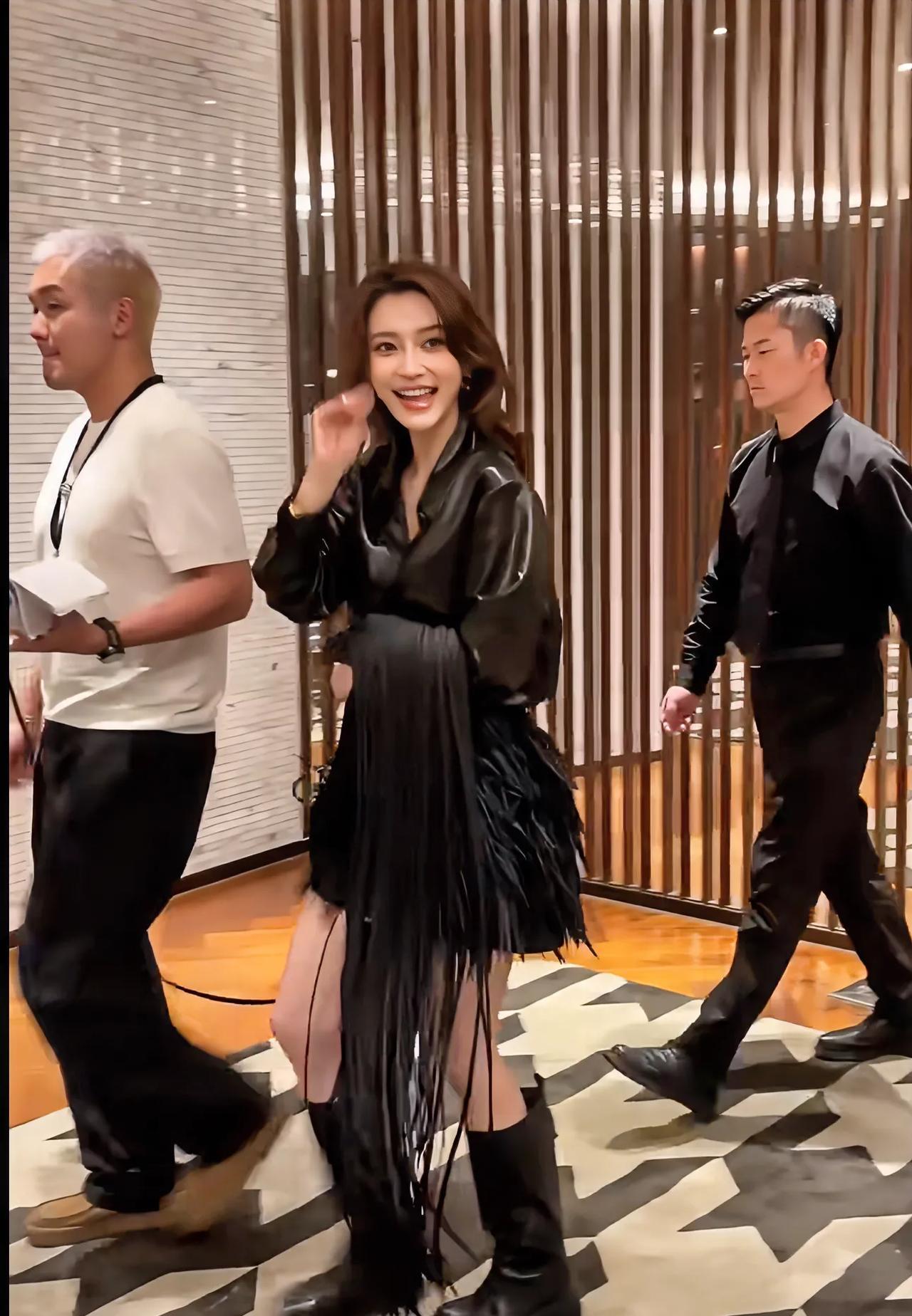 她不是被封杀了，怎么还这么多活动，而且越来越好看了