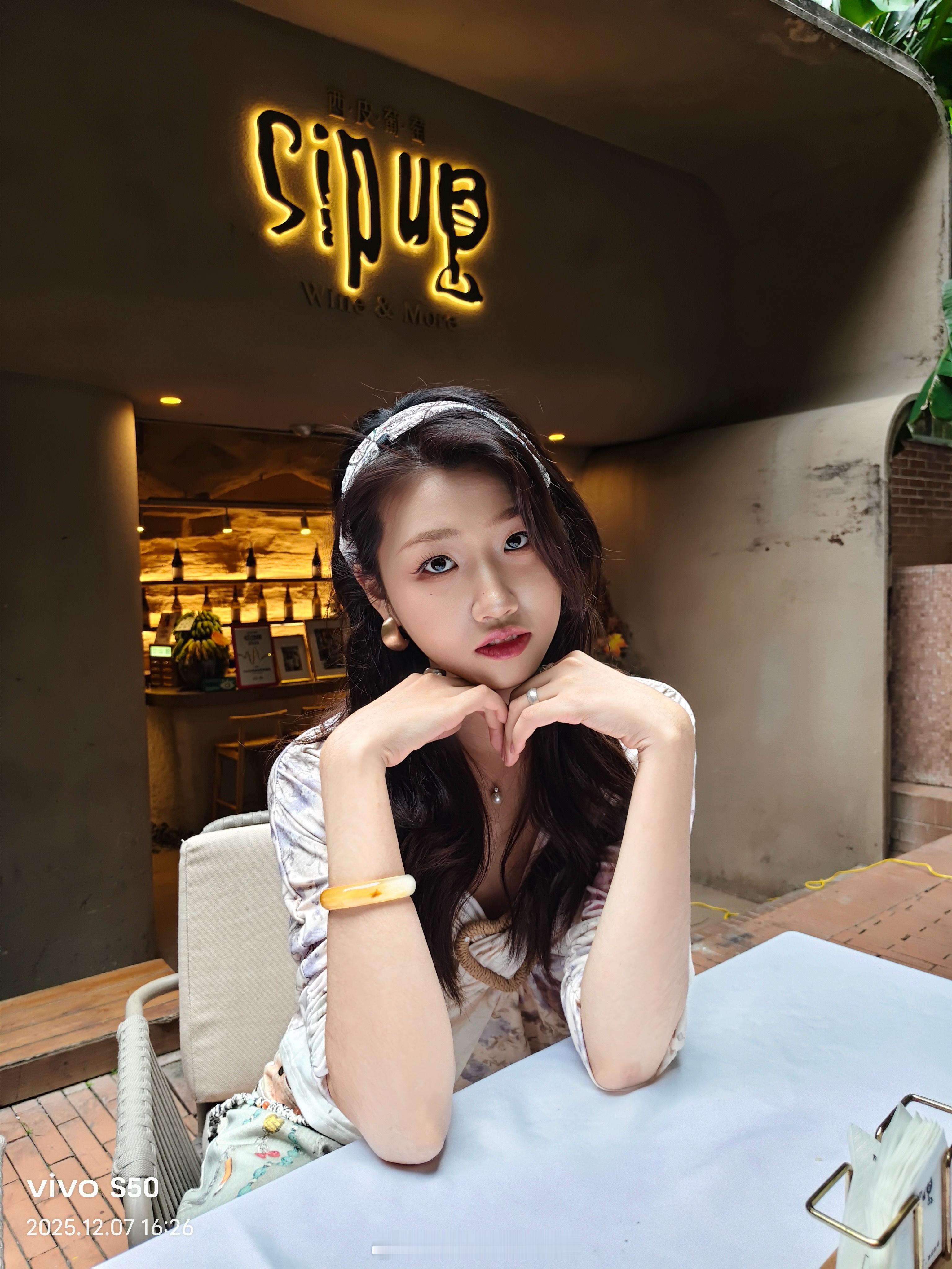 vivoS50在出片这块吃漂亮饭用人像和高光慢动作live拍了几张，如何呢v