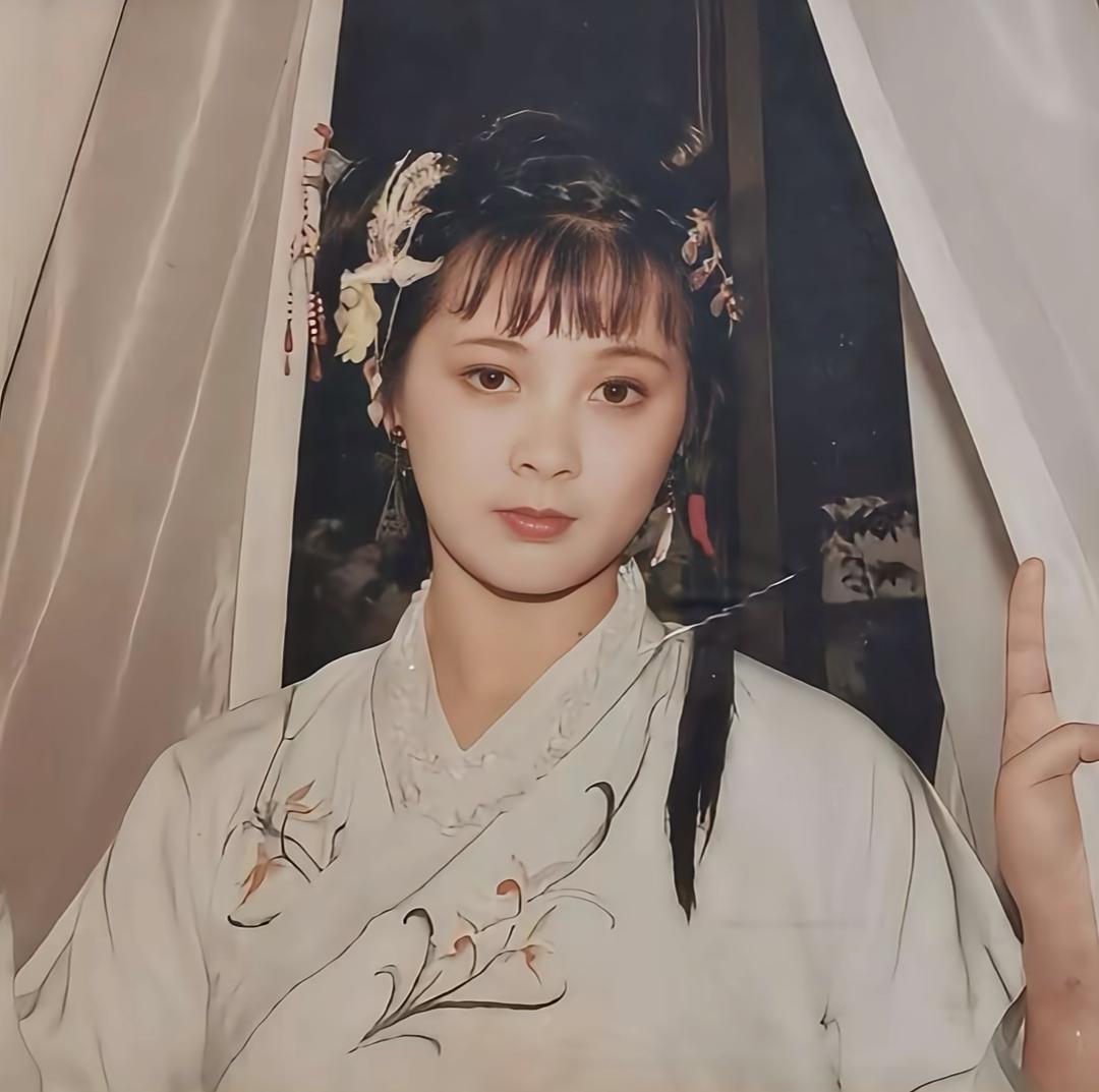 看到胡泽红老师当年试林黛玉的妆照，真得说一句“幸好最后演的是惜春”！单看妆