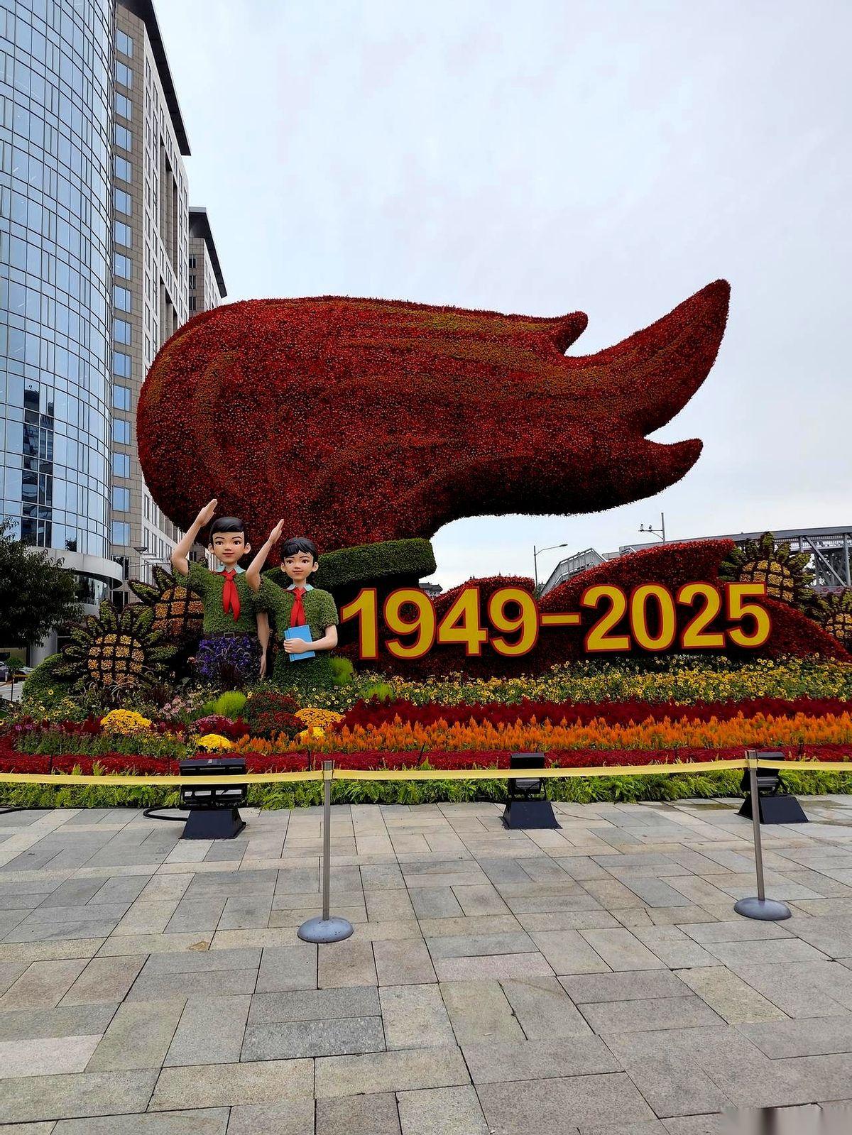 那套我自己都舍不得盖的贡缎四件套，最后，让我提心吊胆地送给了我儿子初二的班主任。