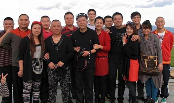 这是德云社成员早年出行合影：前排我只认出了郭德纲、王惠夫妻，于谦、白慧明夫妇；