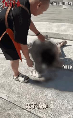 看哭了！四川成都，一位84老人摔倒在地，她向小伙求助说:“我不赖你。”没想到，