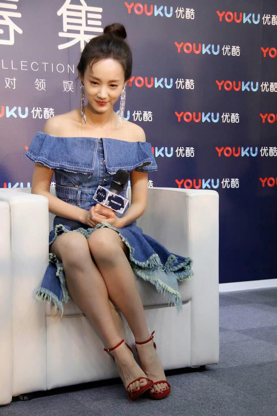 李一桐李一桐早年活动造型那时候好嫩好青涩​​​