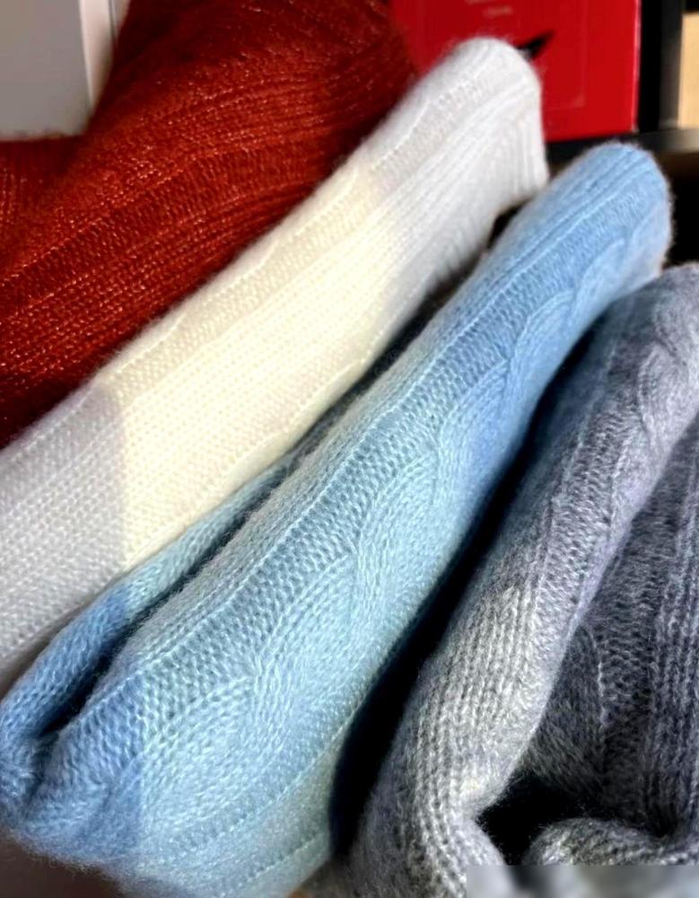 满大街还在迷信“纯羊绒”，其实那是写字楼打工人的保暖噩梦。进地铁像被闷进真空