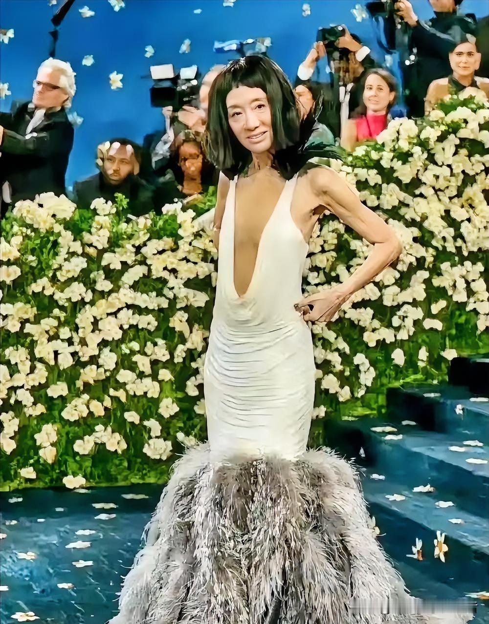 这怎么年龄大了都这么放得开前有张凯丽高跟黑丝热度还没过王薇薇又出来凑热闹了