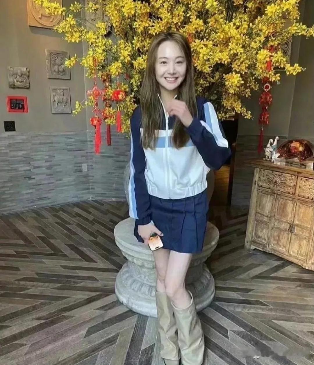 郑爽近照被曝光啦，那模样跟奶奶妹妹似的，苹果肌塌了，一点星味都没了，彻底没影咯，原本的好牌打得稀巴烂