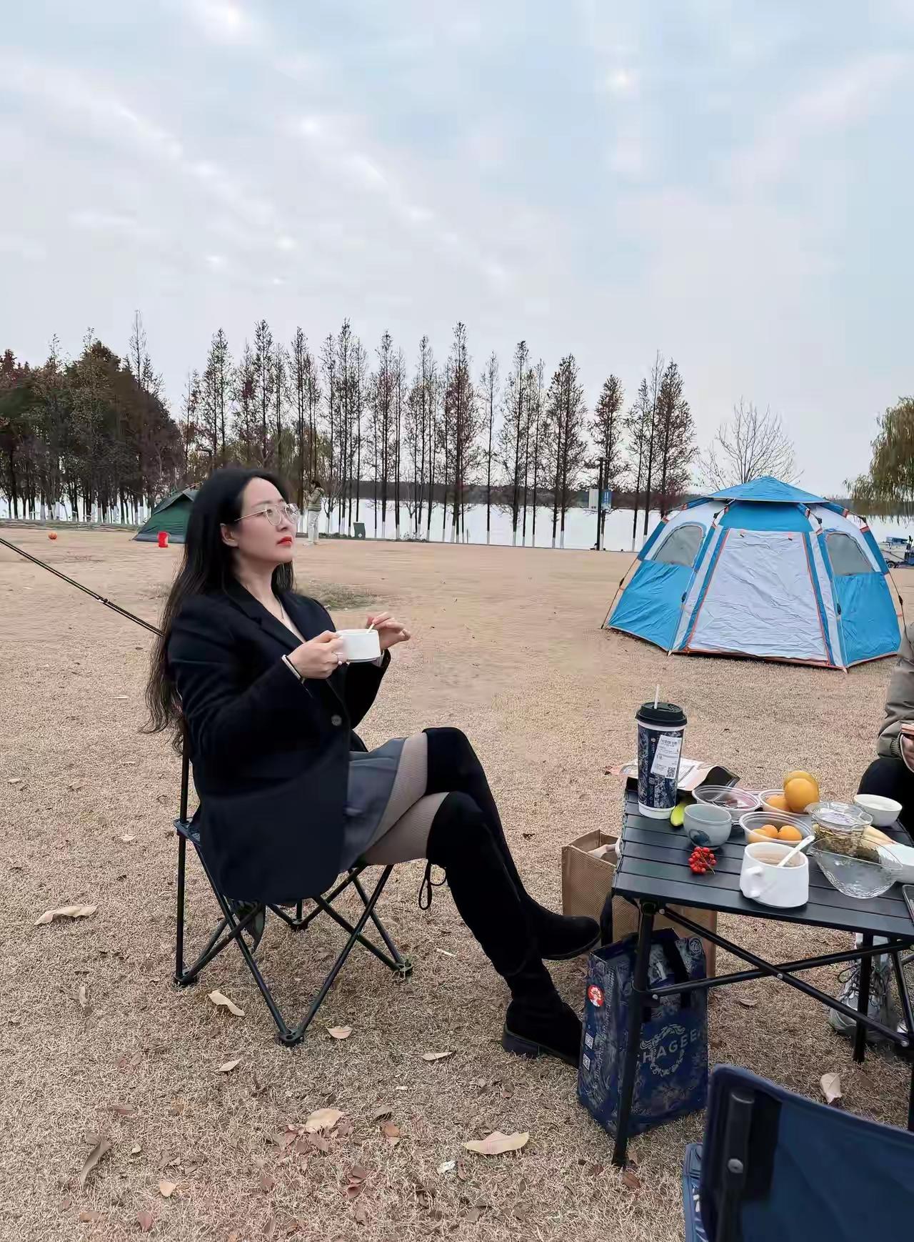 野餐湖畔坐，风景入诗行。