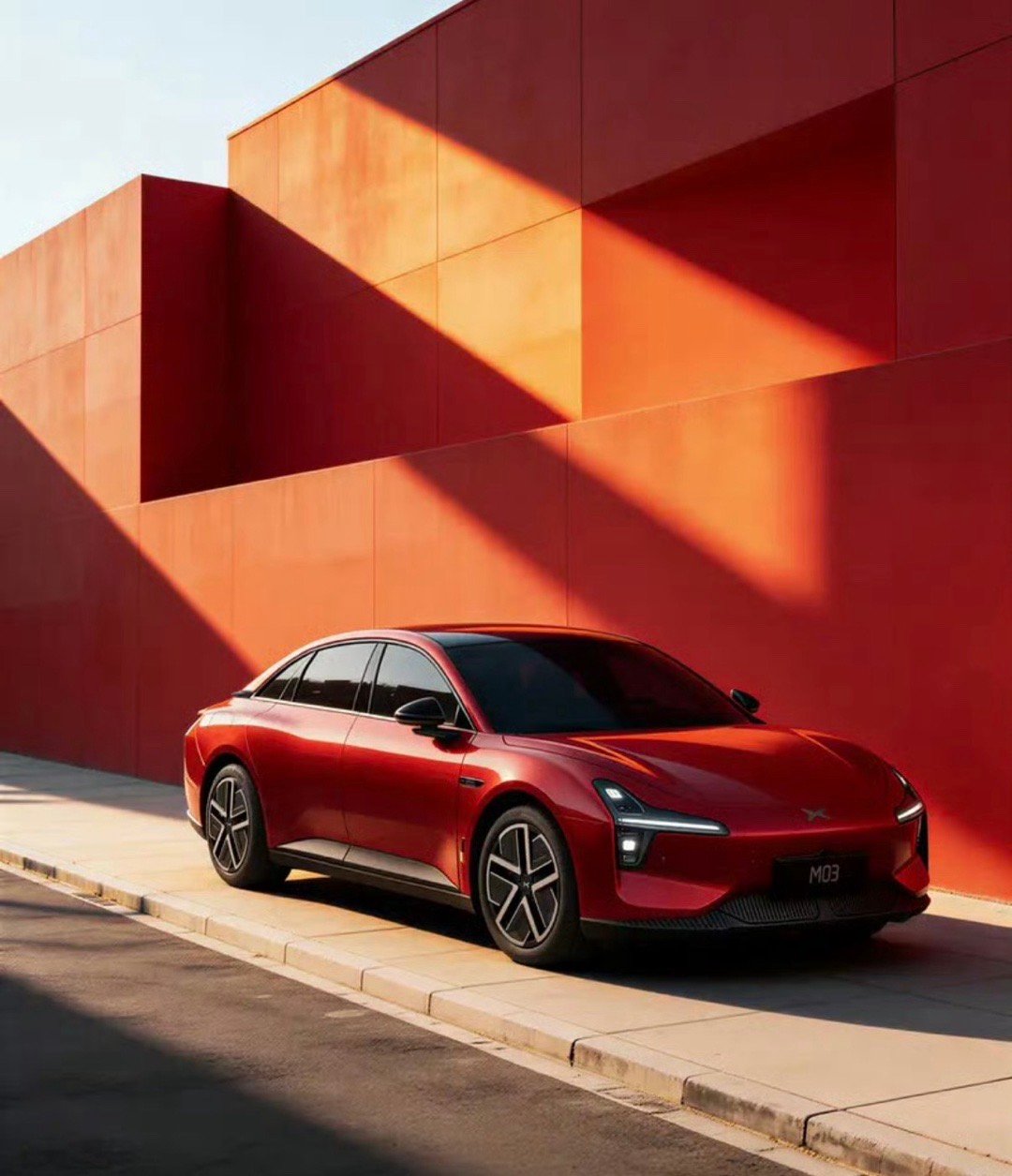 【小鹏MONAM03推出官方改色“车厘子红”支持积分兑换】今日，小鹏汽车官宣