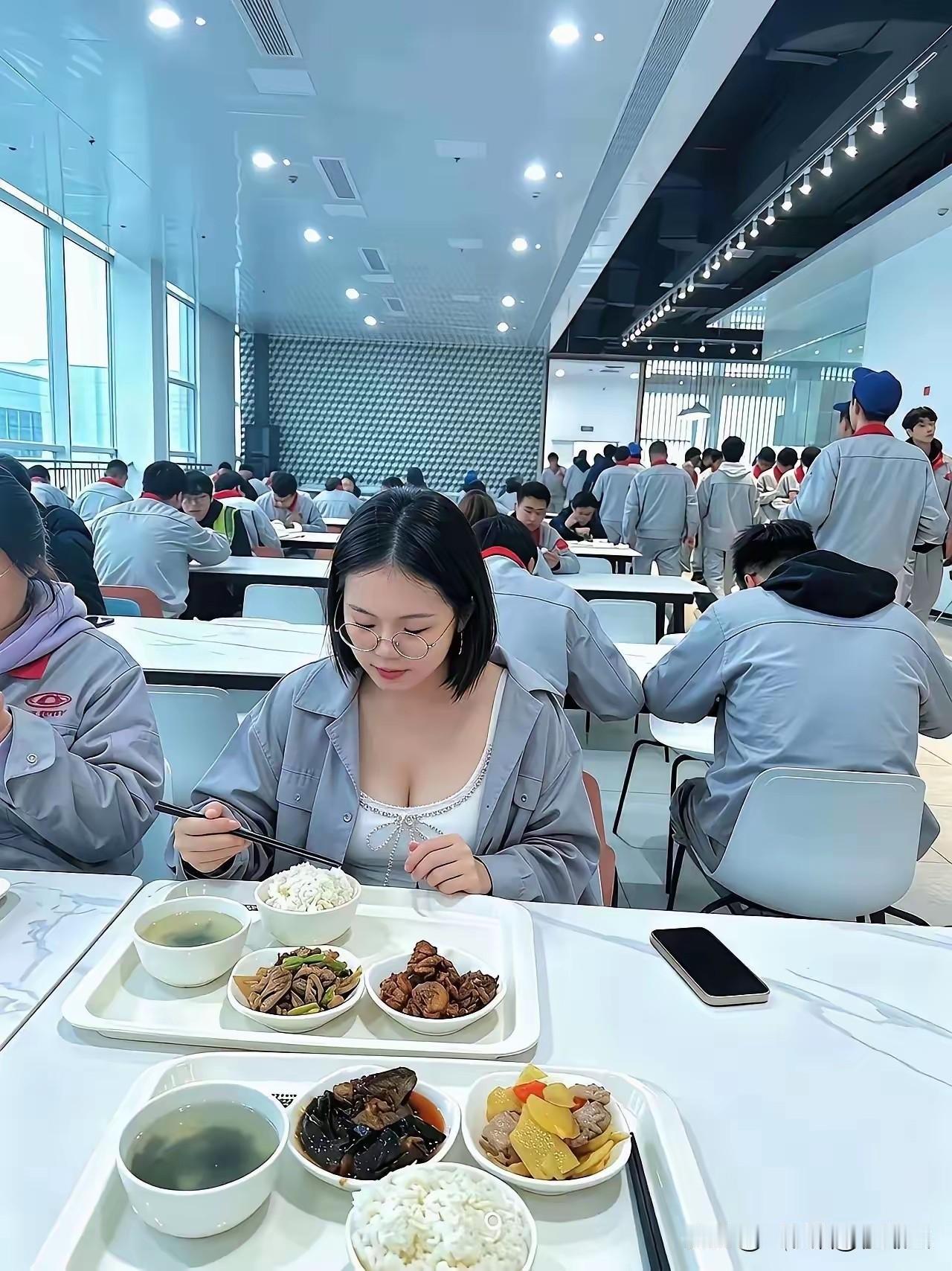 这种工作服，也盖不住好身材！