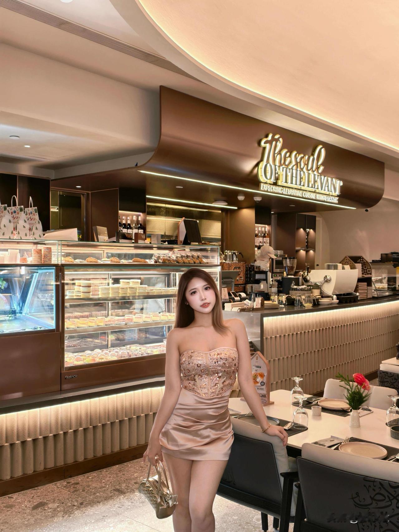 圣诞氛围浓厚的街头，美女与花艺装置合影🎄💐✨