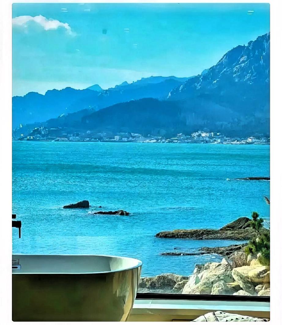 春节如何转运1.大年三十晚上睡觉时，枕头下放一些钱，寓意着在新的一年里发大财，