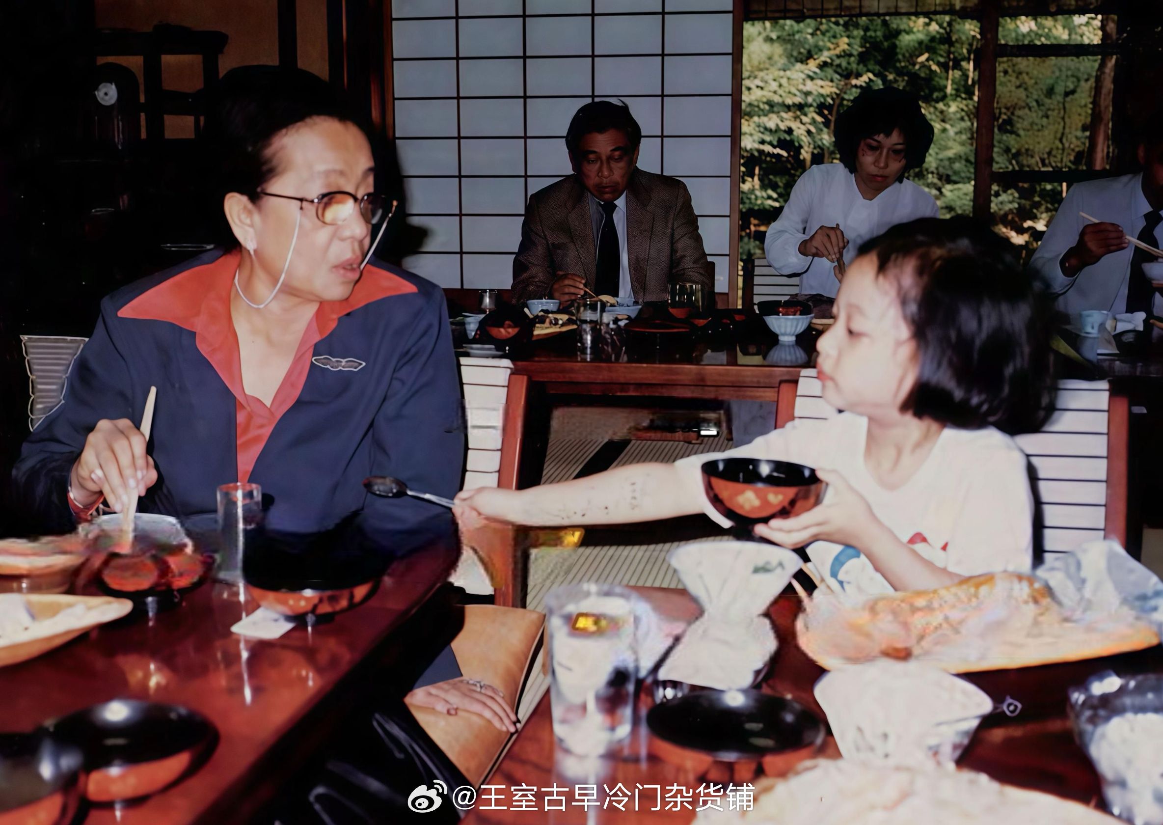 王室王室泰国王室暹罗往事老照片：颂妃母女和颂妃的外婆索伊亚，其中一张照片是她们