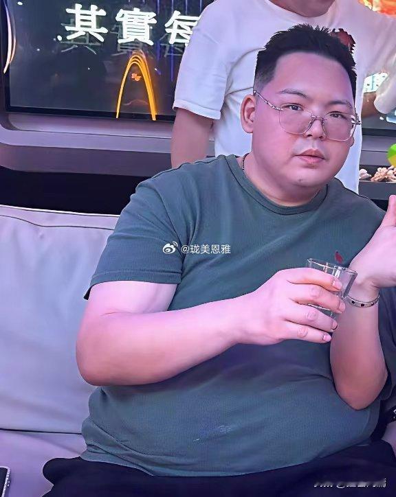 越来越多向佑女朋友的消息被曝光南昌人，今年48岁了，比向佑大10岁花臂纹身，大金