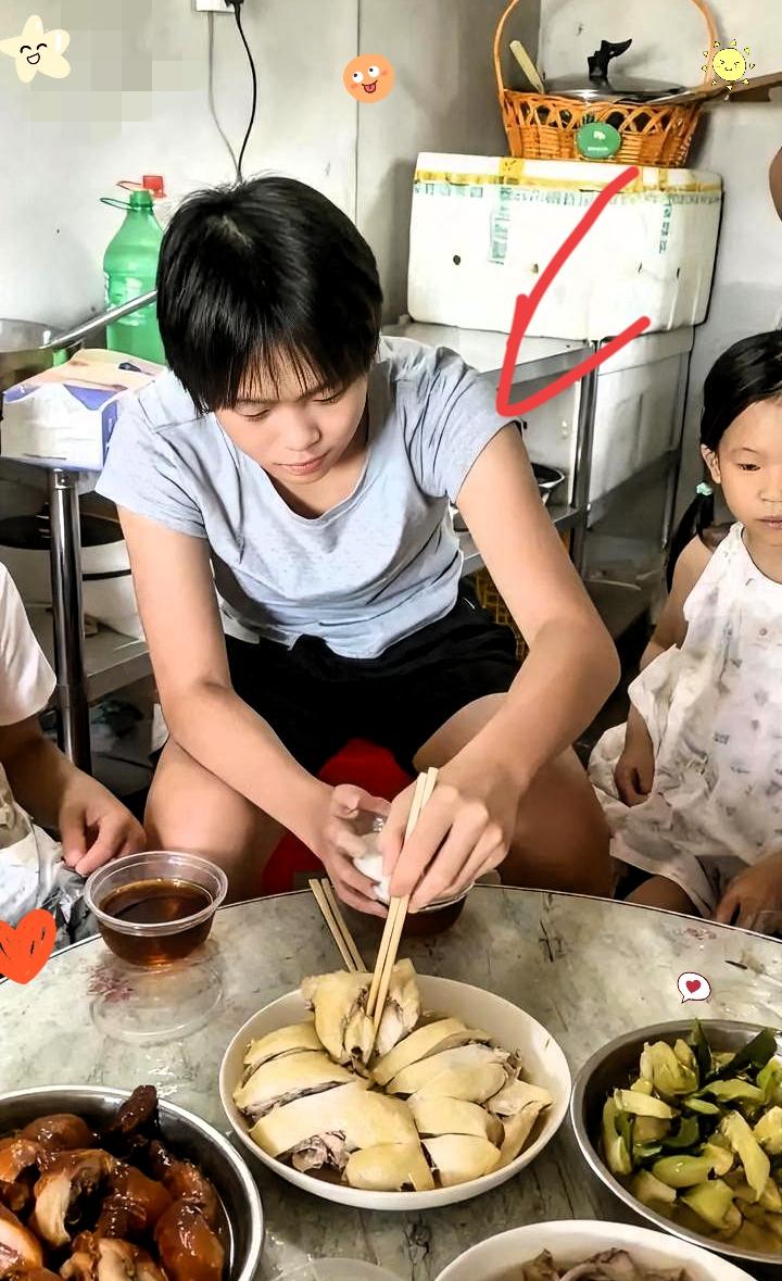 谁能不爱这样的全红婵！赛场上是让裁判打满10分的“水花消失术”霸主，回到湛江老