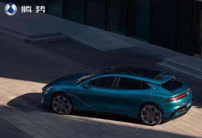 新款腾势Z9GT熔岩红内饰曝光新款的内饰在整体的细节处都加了碳纤维材质来进行点缀