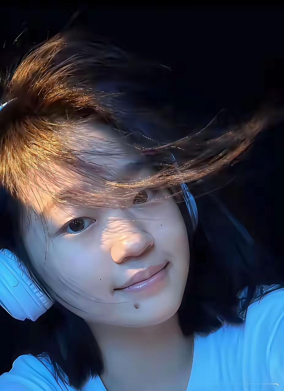 18岁全红婵，彻底长开了，最新美照少女感十足，眼神清澈如水，美人痣恰到好处，美得