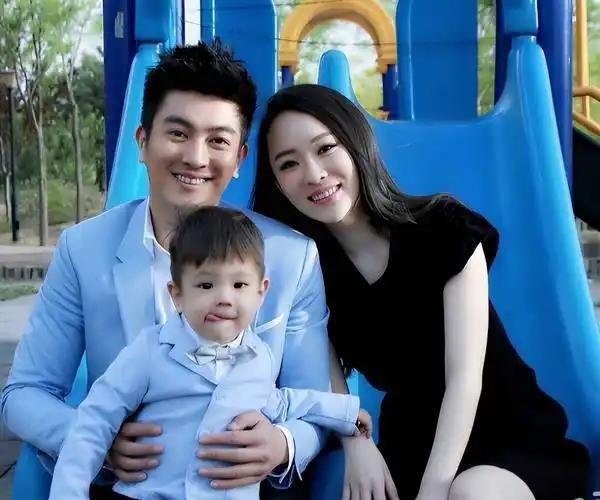 杜江霍思燕的日常从机场的半步守护，到看病时的门外等候，杜江对霍思燕的在意从来