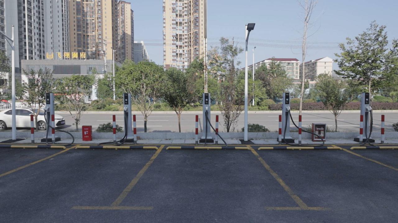 韩媒：世界第一，中国电动汽车充电桩数量突破2000万个！2月25日，韩国媒体《