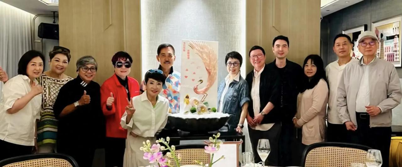 74岁狄波拉摆宴给小老公庆生，唐鹤德一来，这事儿不简单！那天，香港东临餐厅那叫