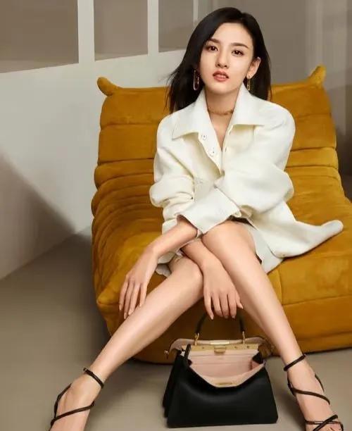 宋祖儿，这双脚，要是涂上红色指甲油更好看。