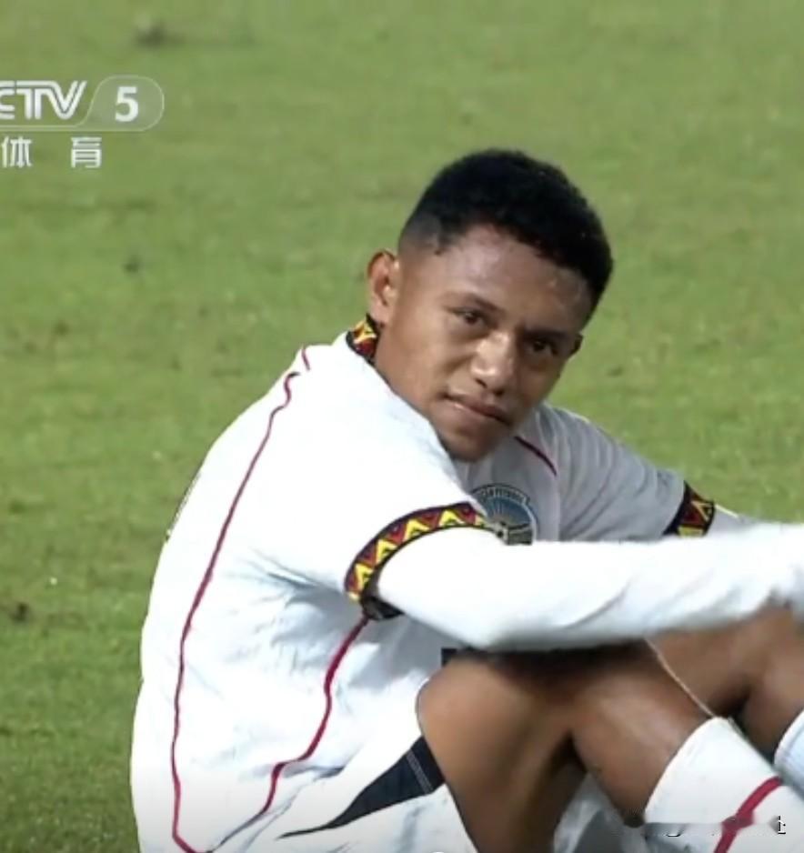 手把手，拉一个，拉两个，拉三个……中国球员一个一个将东帝汶球员拉起来，这画面看着