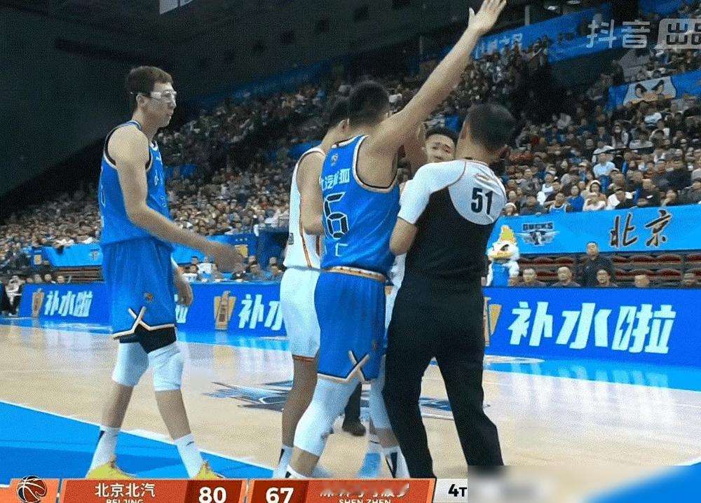 周琦在场上撂下一句话：“动我一下试试，你看今天谁敢动我？”这场粤深大战里，他