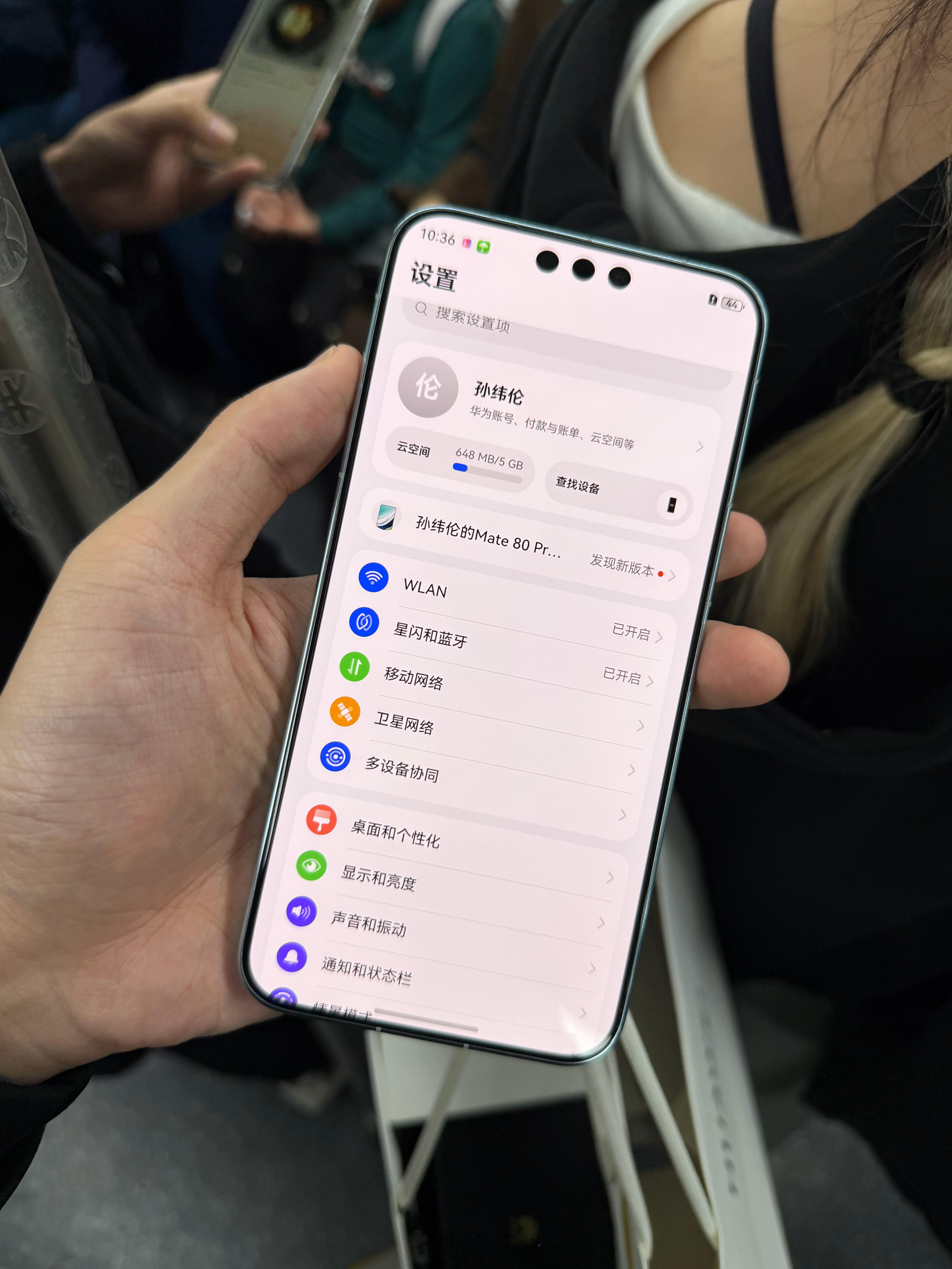 话题里清一色狂吹的，那我说点真实体验吧首先很多软件它有鸿蒙版本，就不让你装安卓版