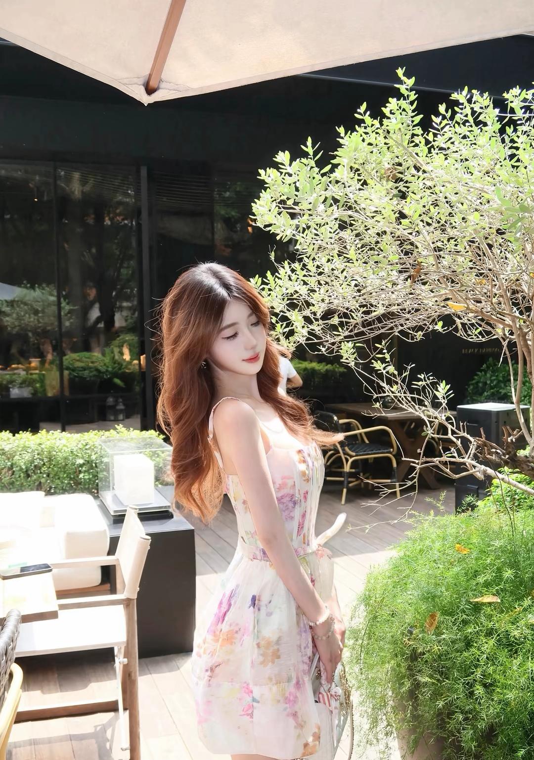 阳光明媚的午后，少女在咖啡馆外悠然自得。