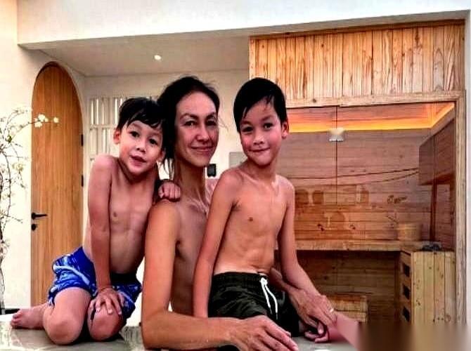 网传的一张巴厘岛度假合照，这两天把评论区彻底炸翻了。44岁的混血名模母亲，上身