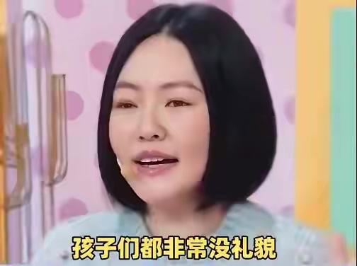 小S和大S教育孩子们的方式真的是不一样，小S比较传统，教孩子见到长辈要问好，大S