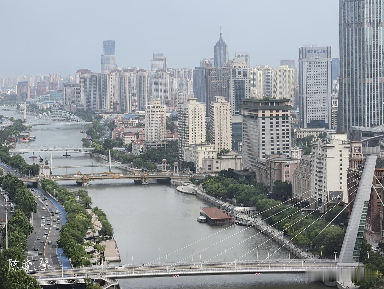 分享一张最近随手拍的照片。窗外的风景，天津住进一家民宿，28层，203元一天，风