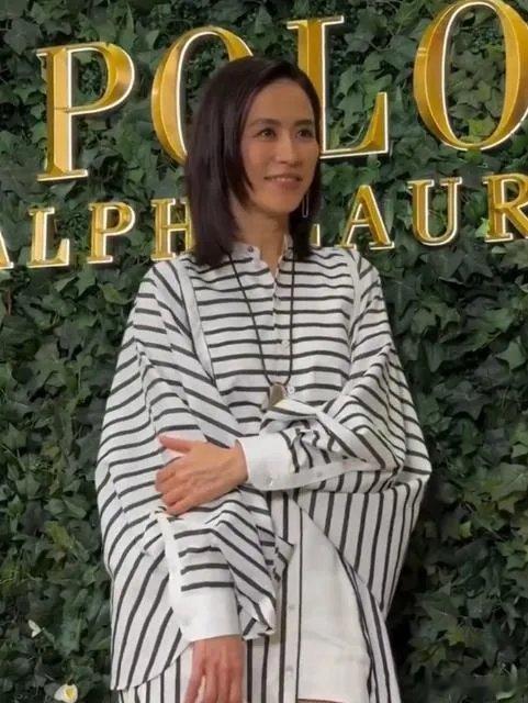 宣萱在出席时尚活动的时候搭配的很有特色，看上去像个迷人的少女，气质超好。