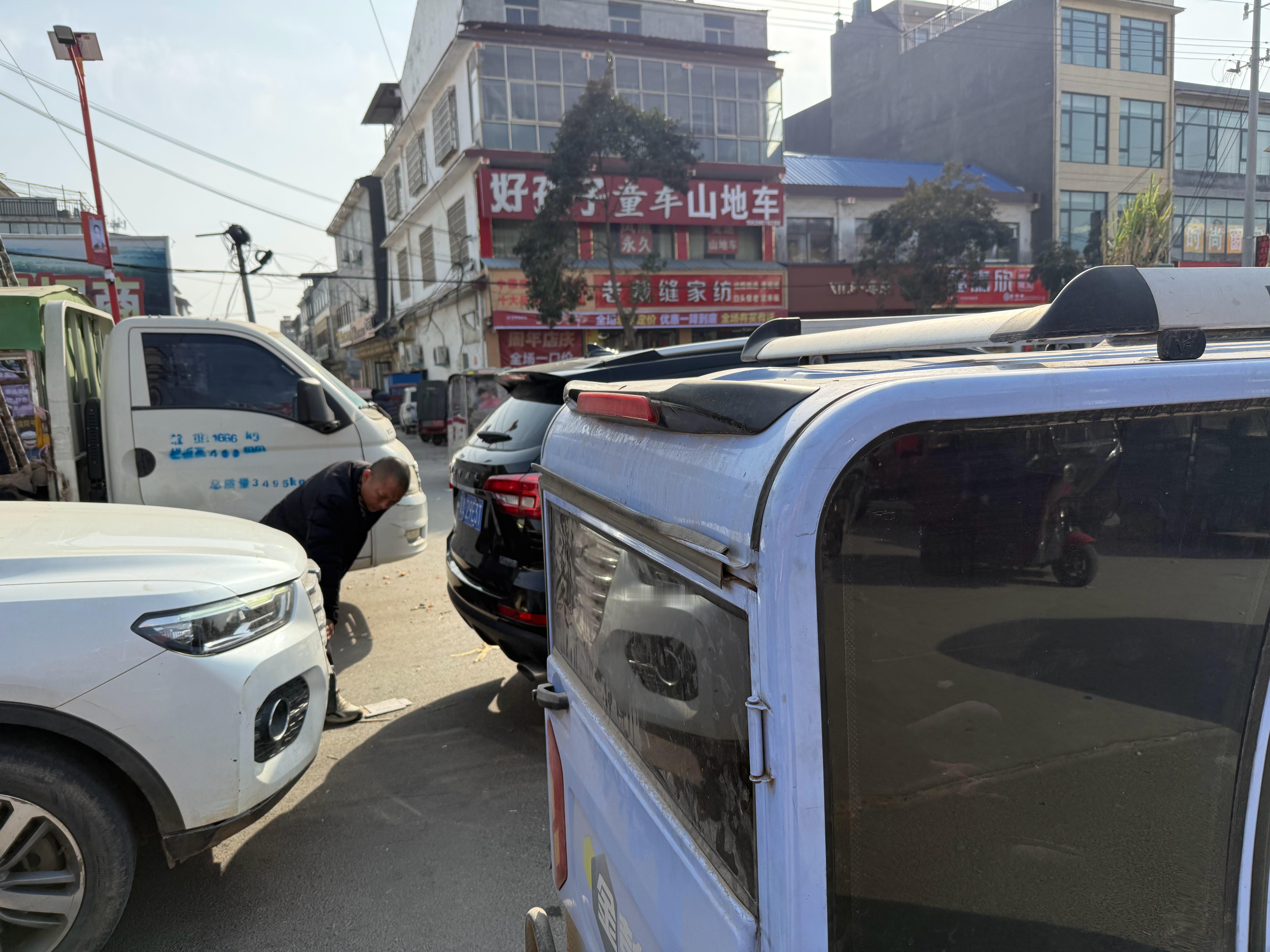 回到县城老家，给我最大的一个感触就是车太多了，而且都是无证小三轮，堵的人都要竖着