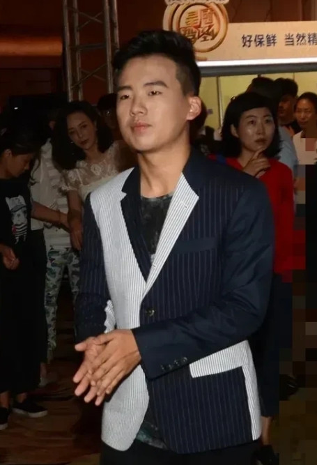 郭麒麟为什么对后妈这么好郭麒麟对后妈王惠好，原因很简单。郭麒麟对待后妈王惠