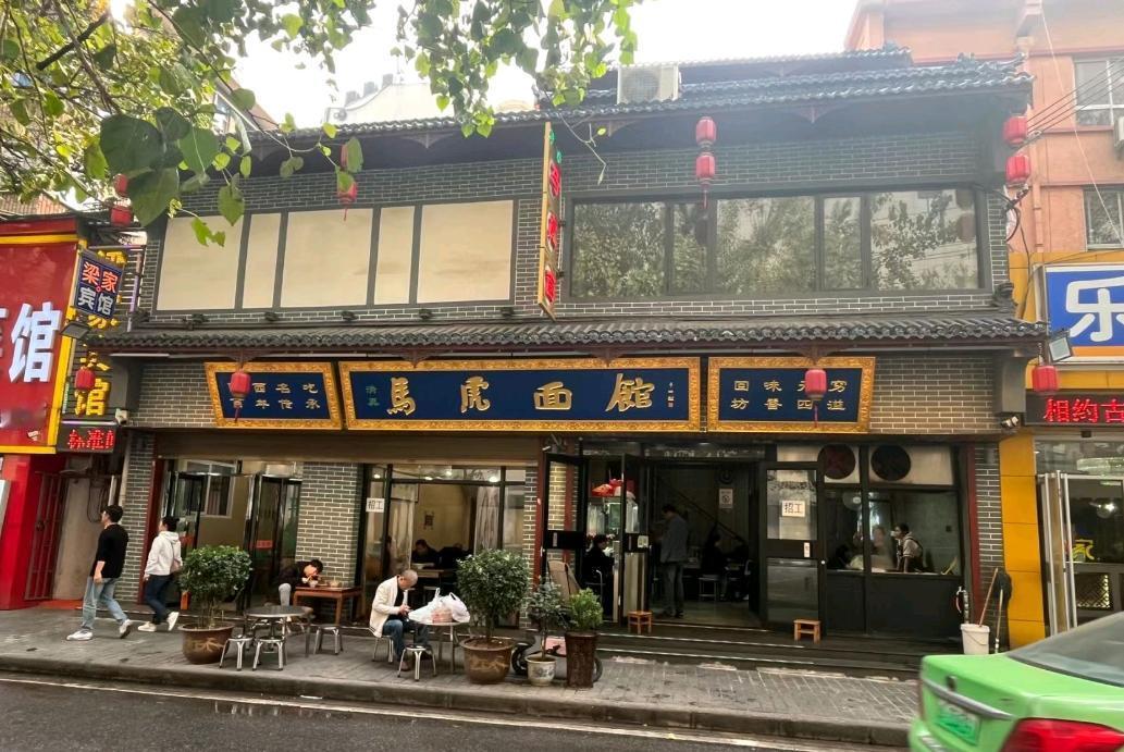 陕西西安，一家饺子馆收留了一位瘸腿姑娘，管吃管住工资1200元。4年后食客渐少，